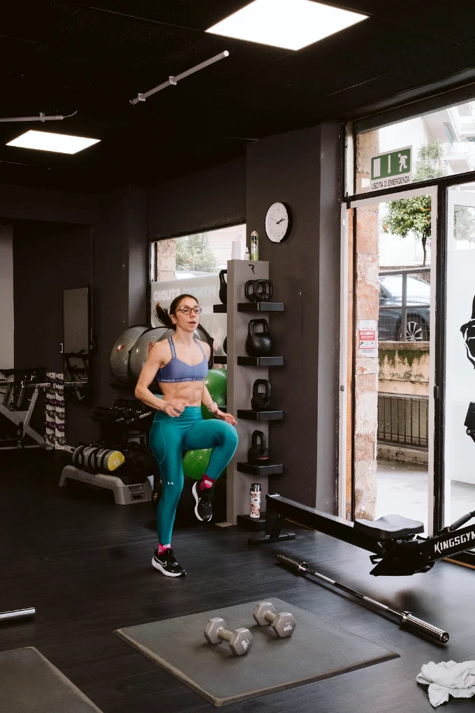 Allenamento guidato in sala con kettlebell e manubri