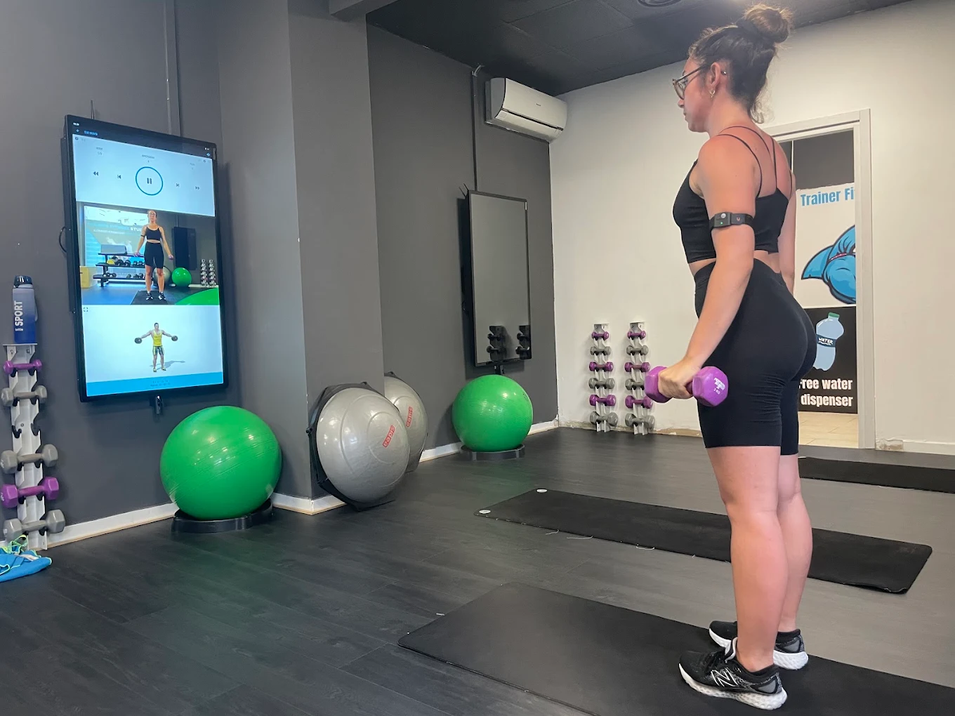 Allenamento con schermo interattivo e manubri